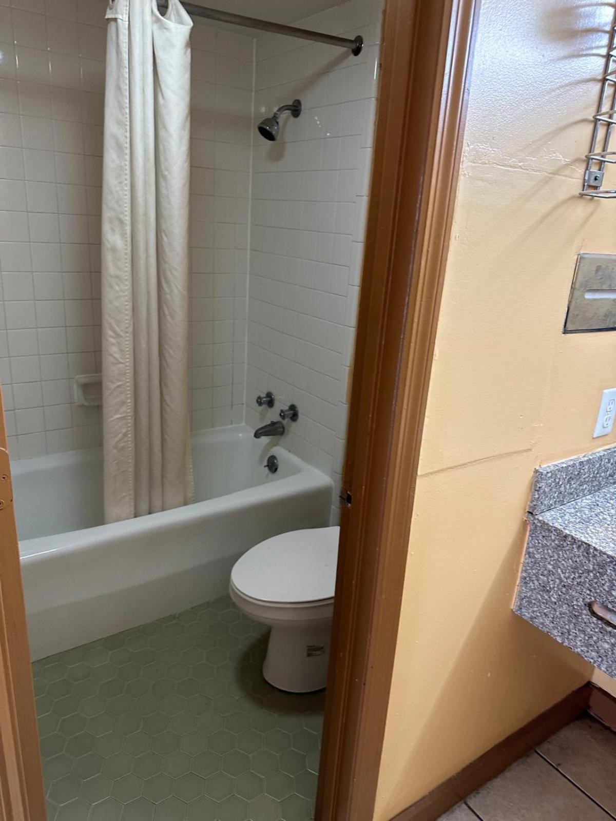 College Inn Spartanburg Bagian luar foto